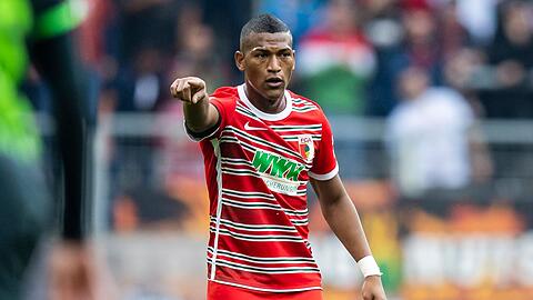 Augsburgs Carlos Gruezo gestikuliert.