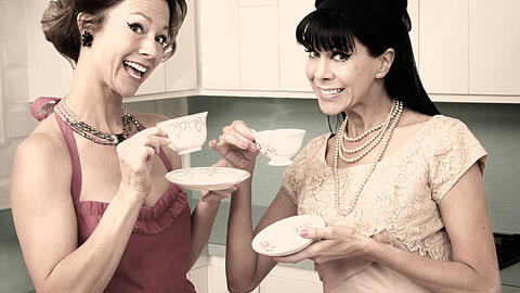 Nur als Ironie ertr&auml;glich: Frauen bei einer Retroparty im Stil der 50er und 60er-Jahre.