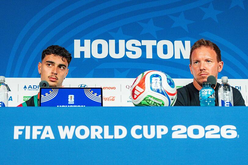 Bundestrainer Julian Nagelsmann (r.) und Aleksandar Pavlovic auf der Pressekonferenz vor dem WM-Auftaktspiel der DFB-Auswahl gegen Curaçao. Bundestrainer Julian Nagelsmann (r.) und Aleksandar Pavlovic auf der Pressekonferenz vor dem WM-Auftaktspiel der DFB-Auswahl gegen Curaçao.