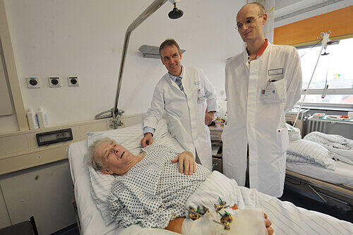 Prof. Raymund Horch und Dr. Ulrich Kneser den tapfern Patienten Adolf Scharf.