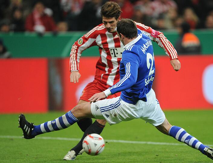 MARIO GOMEZ: Rettete in der 14. Minute auf der Linie. Oft zu umständlich, bekam aber auch kaum Zuspiele. Note 4