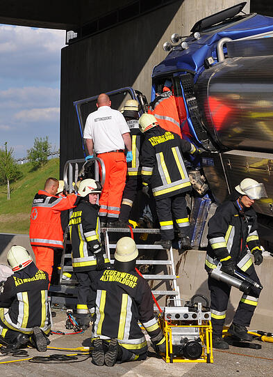 Ein Milch-Laster kracht bei Ampfing gegen einen Brückenpfeiler aus Beton.