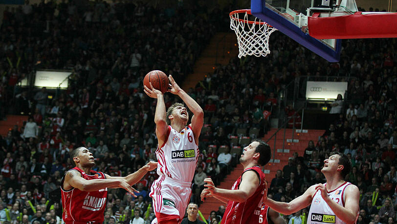 Wer die Bayern-Basektballer nächste Saison in der Bundesliga erleben will, muss tief in die Tasche greifen, doch nun gibt's Rabatt. Wer die Bayern-Basektballer nächste Saison in der Bundesliga erleben will, muss tief in die Tasche greifen, doch nun gibt's Rabatt.