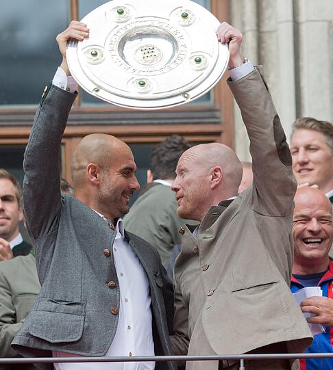 Der FC Bayern feierte am Pfingstsonntag die doppelte Meisterschaft. Die Bilder vom Rathausbalkon am Marienplatz.