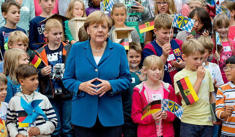 Hoher Buch in Niederbayern: Kanzlerin Angela Merkel besuchte am Freitag ein sogenanntes "MINT"-Projekt in der Grund- und Mittelschule in Buch am Erlbach. Die Bilder vom Merkel-Besuch.