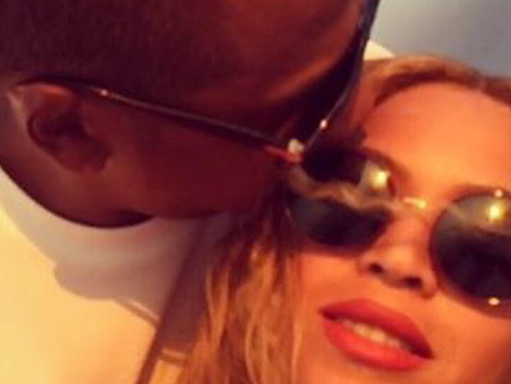 Wie frisch verliebt: Jay Z gibt seiner Frau einen Kuss