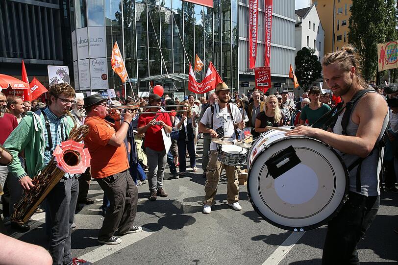 Friedliche Demo an der Münchner Freiheit gegen das Freihandelabkommen Ceta.