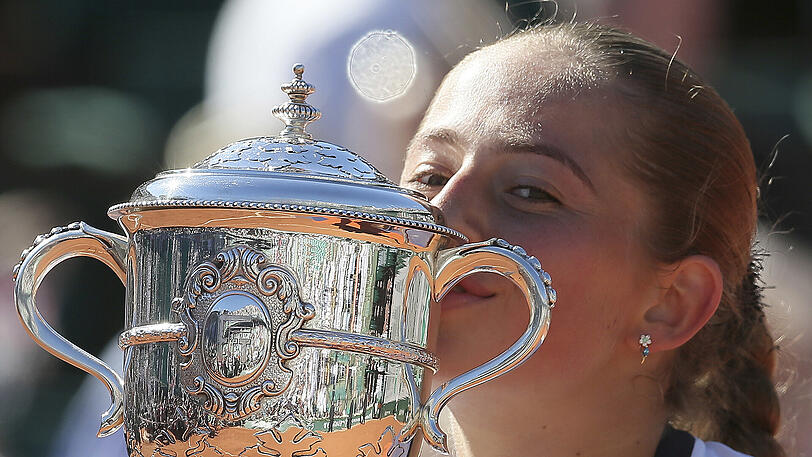 Im Finale der French Open setzte sich die 20 Jahre alte Lettin am Samstag gegen Simona Halep aus Rumänien mit 4:6, 6:4, 6:3 durch und feierte damit den ersten Grand-Slam-Titel ihrer Tennis-Karriere. Es war sogar der erste Turniersieg für Ostapenko überhaupt, die die jüngste Paris-Siegerin seit Iva Majoli vor 20 Jahren ist.