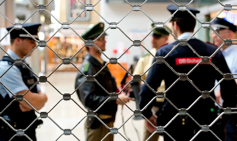 Zweieinhalb Stunden war der Hauptbahnhof wegen eines verdächtigen Gepäckstücks gesperrt. Um 13.50 Uhr kam Entwarnung. Der Koffer sei ungefährlich. Die Bilder vom Polizeieinsatz.