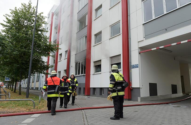Rauch steigt aus der Wohnung im Hochparterre.