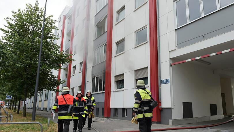 Rauch steigt aus der Wohnung im Hochparterre. Rauch steigt aus der Wohnung im Hochparterre.