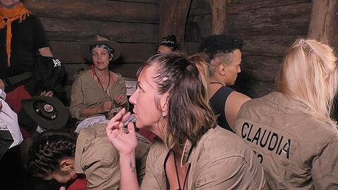 Aufgrund des starken Unwetters suchen die Camp-Bewohner Unterschlupf im Dschungeltelefon.