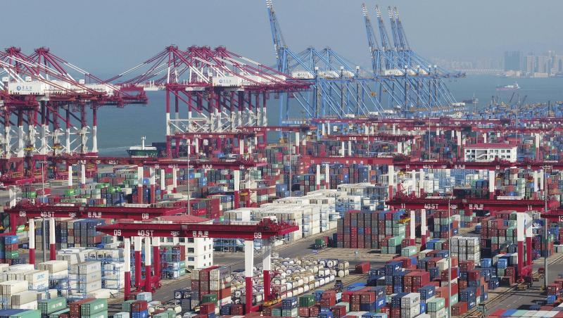 In einem Hafen stehen Container und Containerbrücken. Der Handelskrieg mit den USA setzt Chinas Wirtschaft kräftig zu. In einem Hafen stehen Container und Containerbrücken. Der Handelskrieg mit den USA setzt Chinas Wirtschaft kräftig zu.
