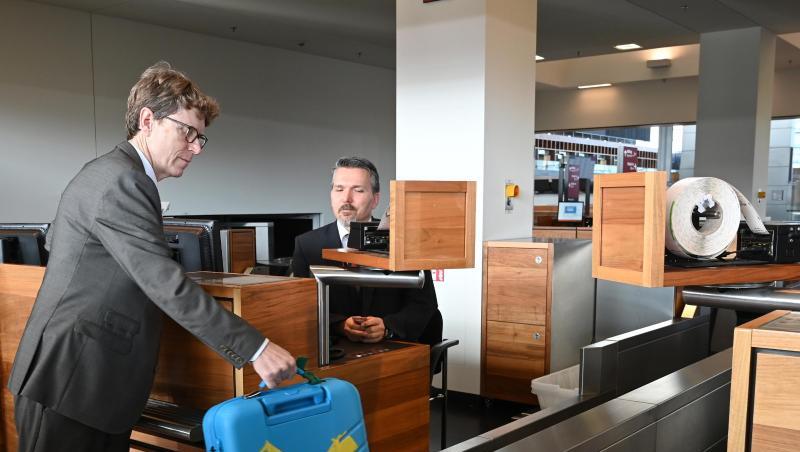 Engelbert Lütke-Daldrup, Vorsitzender der Geschäftsführung der Flughafen Berlin Brandenburg GmbH, gibt zum Probebetrieb einen Koffer auf. Engelbert Lütke-Daldrup, Vorsitzender der Geschäftsführung der Flughafen Berlin Brandenburg GmbH, gibt zum Probebetrieb einen Koffer auf.