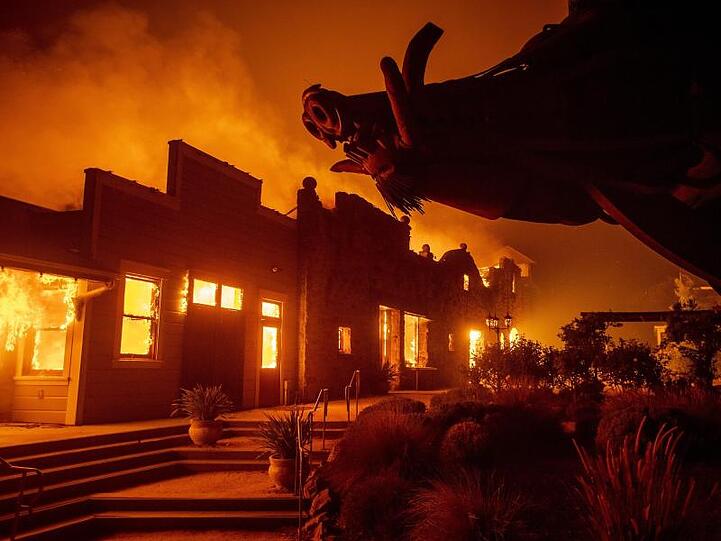 Flammen steigen aus dem Soda Rock Weingut auf. Die seit Tagen wütenden Waldbrände haben Dutzende Häuser zerstört.