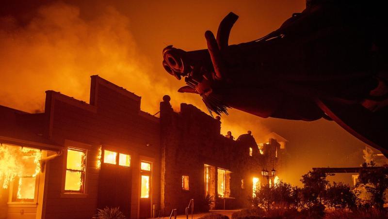Flammen steigen aus dem Soda Rock Weingut auf. Die seit Tagen wütenden Waldbrände haben Dutzende Häuser zerstört. Flammen steigen aus dem Soda Rock Weingut auf. Die seit Tagen wütenden Waldbrände haben Dutzende Häuser zerstört.