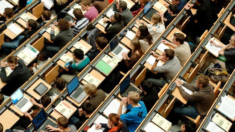 Studierende sitzen in einem großen Hörsaal einer Universität. Foto: Peter Kneffel/Archivbild Studierende sitzen in einem großen Hörsaal einer Universität. Foto: Peter Kneffel/Archivbild