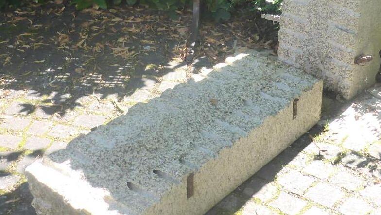 Ein etwa 250 Kilogramm schwerer Teil einer Bibel aus Granit liegt auf Pflastersteinen. Foto: Polizeiinspektion Lindau/Archiv Ein etwa 250 Kilogramm schwerer Teil einer Bibel aus Granit liegt auf Pflastersteinen. Foto: Polizeiinspektion Lindau/Archiv