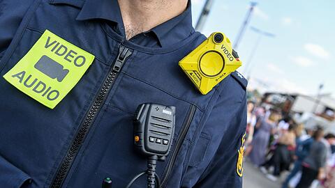 Beamte sind mit Bodycams unterwegs. (Archivbild)