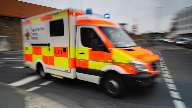 Nach Angaben der Polizei starb der Mann noch am Unfallort. (Symbolbild) Nach Angaben der Polizei starb der Mann noch am Unfallort. (Symbolbild)