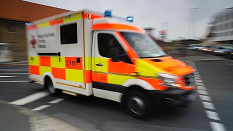 Der Rettungsdienst brachte den 44-Jährigen zur stationären Behandlung ins Krankenhaus. (Symbolbild)