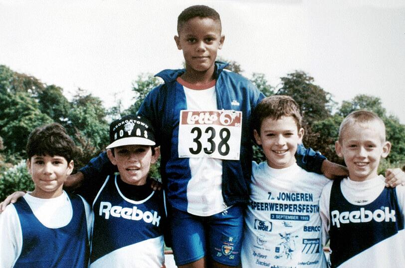 Vincent Kompany gewinnt als Neunjähriger ein Speerwurfwettkampf.