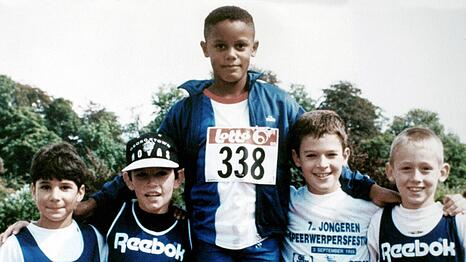 Vincent Kompany gewinnt als Neunjähriger ein Speerwurfwettkampf.