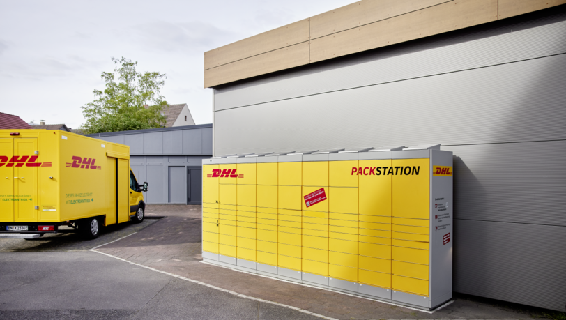 DHL Packstationen ermöglichen es, bequem Pakete zu empfangen und zu versenden. DHL Packstationen ermöglichen es, bequem Pakete zu empfangen und zu versenden.