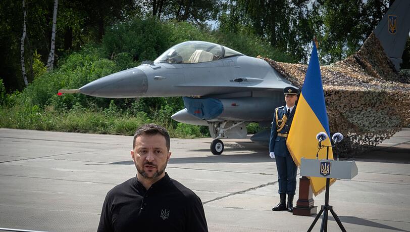 Die Ukraine hat zwar aus den USA F-16-Bomber - wie auf dem Bild zu sehen - erhalten, nutzt aber weiterhin auch sowjetische Kampfbomber wie die Su-24 zur Abwehr russischer Attacken. (Symbolbild/Archiv) Die Ukraine hat zwar aus den USA F-16-Bomber - wie auf dem Bild zu sehen - erhalten, nutzt aber weiterhin auch sowjetische Kampfbomber wie die Su-24 zur Abwehr russischer Attacken. (Symbolbild/Archiv)