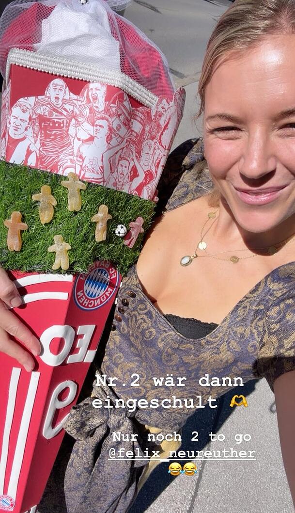 Miriam Neureuther zeigt sich stolz mit der Schultüte ihres Sohnes Leo. Miriam Neureuther zeigt sich stolz mit der Schultüte ihres Sohnes Leo.