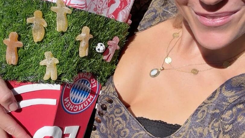 Miriam Neureuther zeigt sich stolz mit der Schult&uuml;te ihres Sohnes Leo.