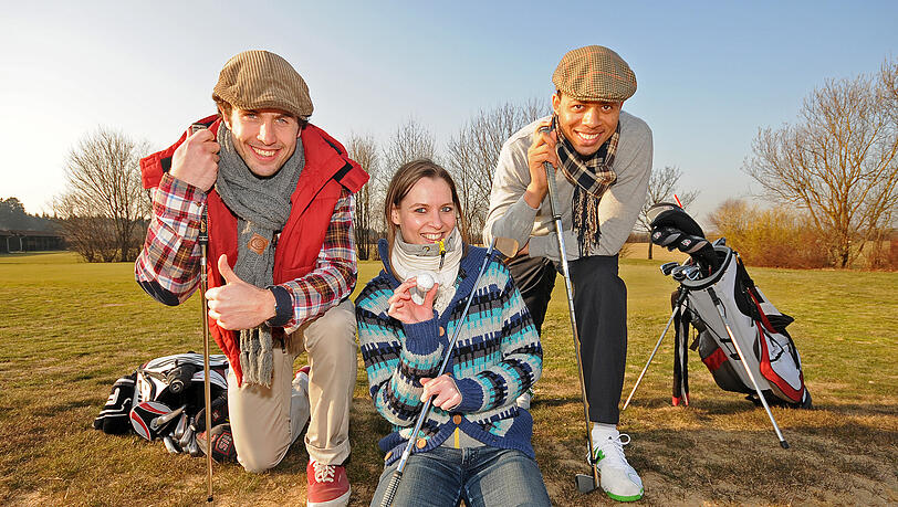 Jonathan Wallace und Bastian Doreth mit AZ-Reporterin Almut Ringleben auf dem Golfplatz Grasbrunn Jonathan Wallace und Bastian Doreth mit AZ-Reporterin Almut Ringleben auf dem Golfplatz Grasbrunn