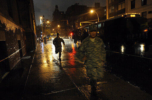 Ausnahmezustand in New York. Offiziere der Nationalgarde in einer ansonsten menschenleeren Straße.