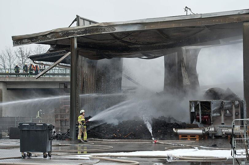 Millionenschaden bei Brand von Lagerhalle &ndash; Ursache für Feuer im Regensburger Hafen weiter unklar
