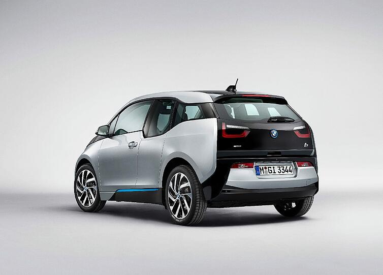 Enthüllt: BMW zeigt erstmals das endgültige Design des Elektroflitzers i3. Außen wirkt er etwas rundlich, innendrin ist er BMW-typisch cool-elegant gestylt.