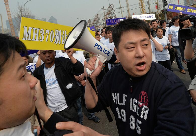 Tumultartige Szenen vor der malaysischen Botschaft in Peking. Die Angehörigen der Opfer von Flug MH370 demonstrieren für eine schnell Aufklärung der Unglücksumstände.