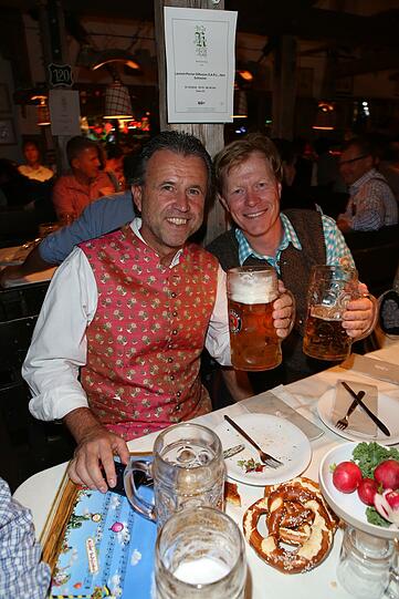 Thomas Schreiner und Dieter Thoma im Käferzelt.