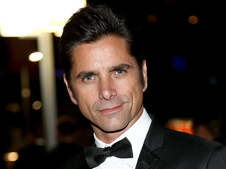 Im schlimmsten Fall muss John Stamos bald den feinen Zwirn gegen Häftlingskleidung eintauschen