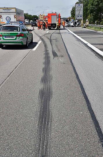 Bilder vom tödlichen Verkehrsunfall auf der A99 bei Unterföhring. Ein Lkw ist in ein Stauende gefahren, der Volvo wurde durch den Aufprall vollkommen zerstört. Eine Frau starb noch an der Unfallstelle.