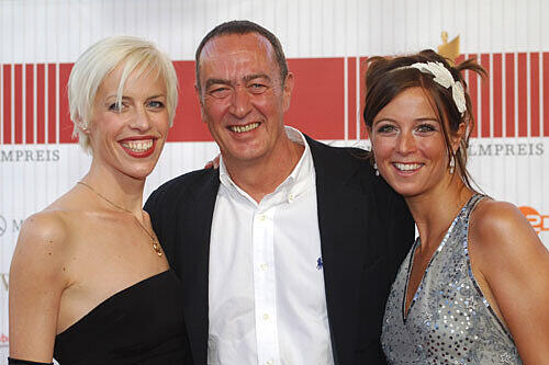 Dieses Bild aus dem Jahr 2007 zeigt Eichinger mit Katja Hofmann (l) und seiner Tochter Nina.