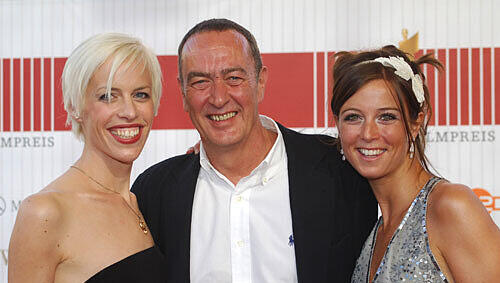 Dieses Bild aus dem Jahr 2007 zeigt Eichinger mit Katja Hofmann (l) und seiner Tochter Nina. Dieses Bild aus dem Jahr 2007 zeigt Eichinger mit Katja Hofmann (l) und seiner Tochter Nina.