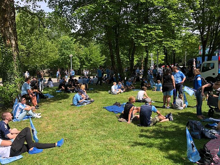 Reichlich Betrieb am Trainingsgelände der Löwen. Hier findet heute das Public Viewing statt.