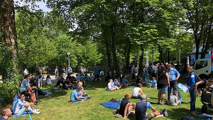 Reichlich Betrieb am Trainingsgelände der Löwen. Hier findet heute das Public Viewing statt. Reichlich Betrieb am Trainingsgelände der Löwen. Hier findet heute das Public Viewing statt.