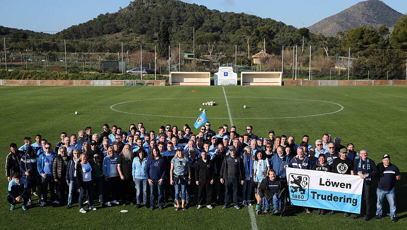 Zahlreiche Löwen-Fans begleiteten den TSV 1860 mit ins Trainingslager nach La Manga.