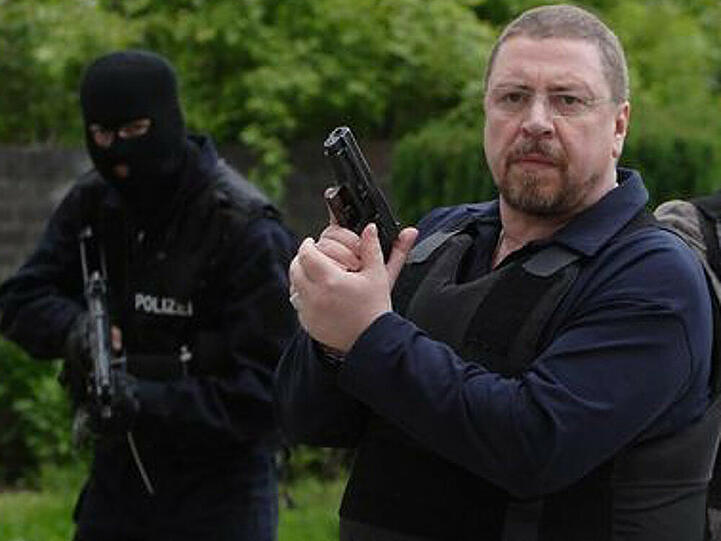 Nachtschicht: Erichsen (Armin Rohde) und sein Team stürmen mit gezückten Waffen ein Haus