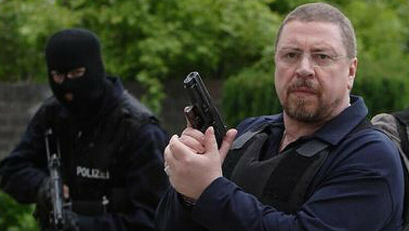 Nachtschicht: Erichsen (Armin Rohde) und sein Team stürmen mit gezückten Waffen ein Haus Nachtschicht: Erichsen (Armin Rohde) und sein Team stürmen mit gezückten Waffen ein Haus
