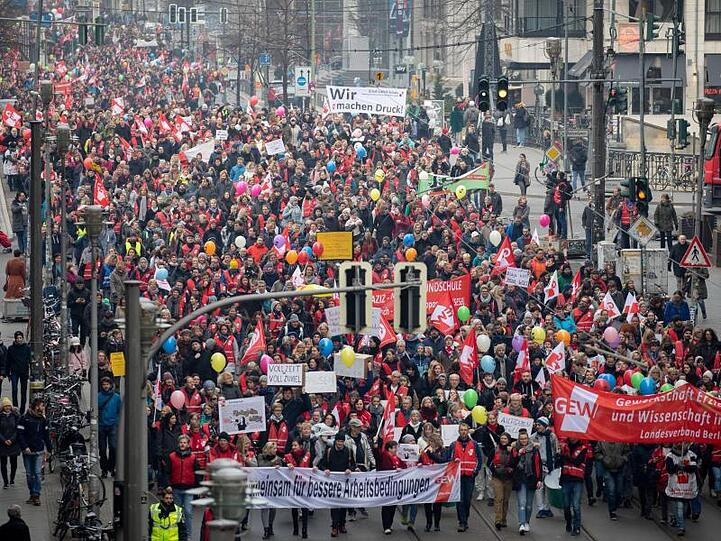 Tausend Lehrer und Erzieher sind in Berlin für mehr Gehalt auf die Straße gegangen.