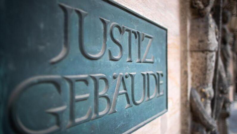 Ein Schild mit der Aufschrift "Justizgebäude" hängt am Eingang am Landgericht Nürnberg-Fürth. Foto: Daniel Karmann/dpa/Archivbild Ein Schild mit der Aufschrift "Justizgebäude" hängt am Eingang am Landgericht Nürnberg-Fürth. Foto: Daniel Karmann/dpa/Archivbild