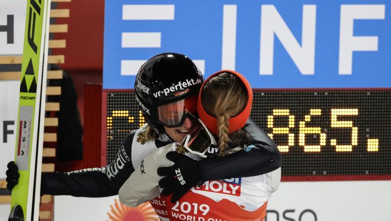 Anna Rupprecht (r) und Katharina Althaus aus Deutschland umarmen sich.