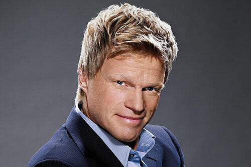 Er hat die Haare schön: Oliver Kahn macht Werbung für die Produkte von Wellaflex Men.